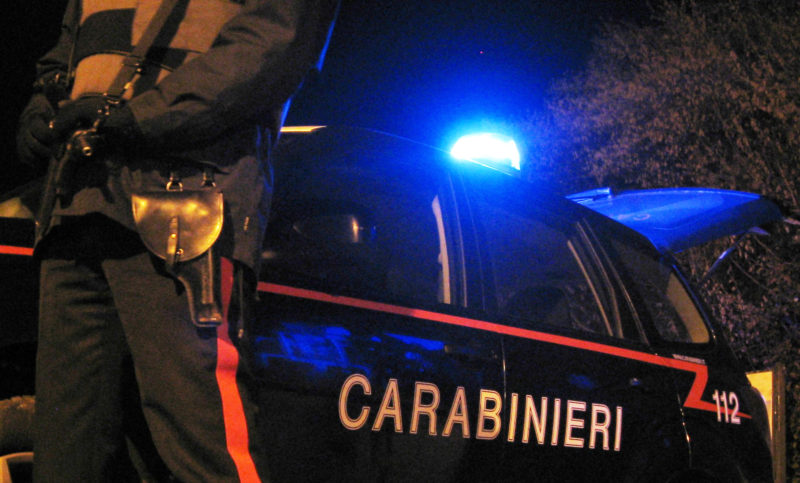Baby ladre di 13 e 15 anni sorprese a scassinare la porta di una casa