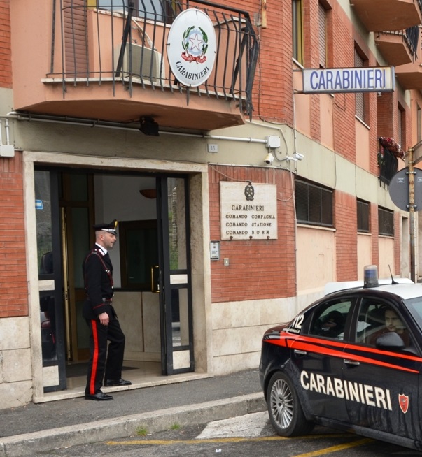 Tivoli, parenti serpenti. Vegliano la zia defunta ma litigano e finisce a coltellate