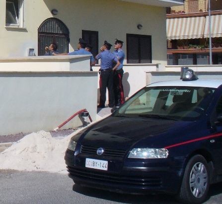 24enne ubriaco crea scompiglio in un bar e poi danneggia macchina della madre