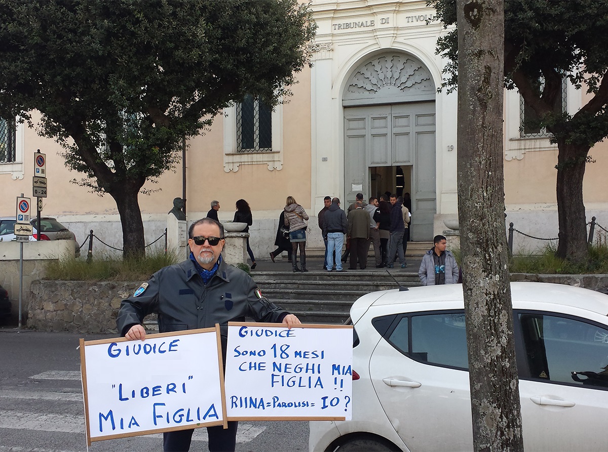 Gli vietano il permesso di vedere la figlia, lui si incatena sotto il Tribunale