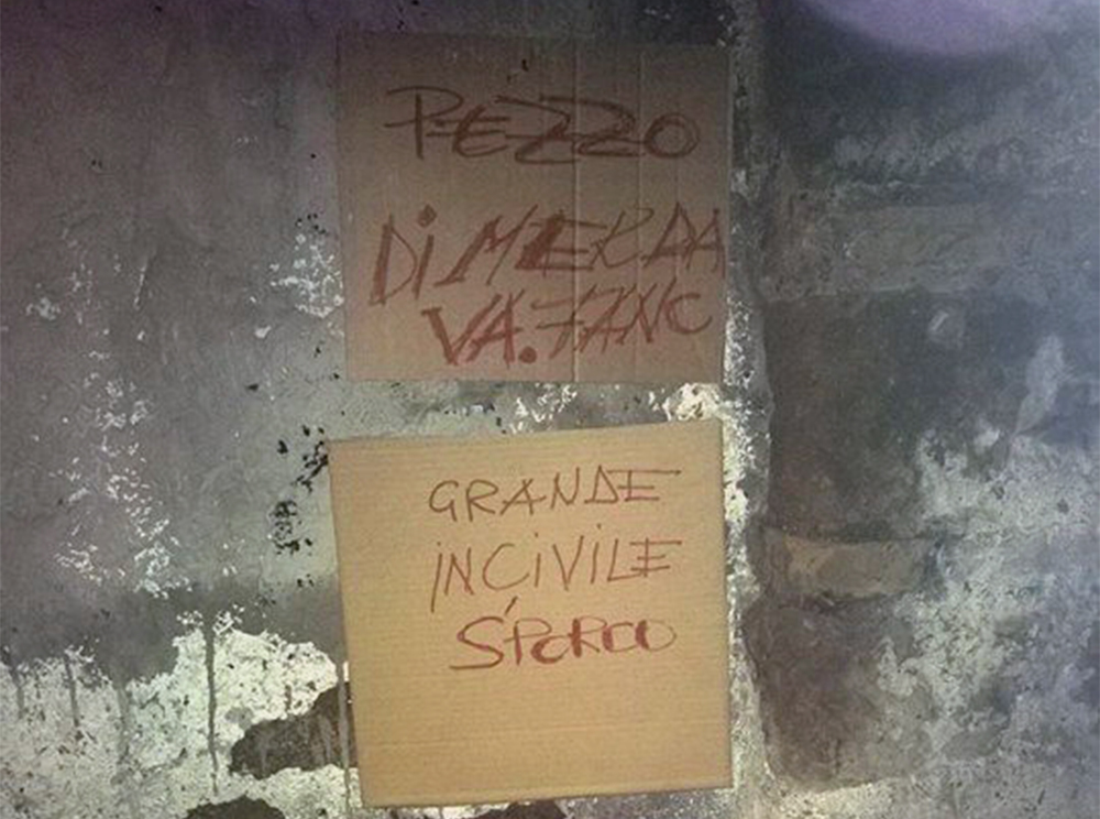 Inciviltà e strafottenza, abbandona rifiuti e lascia cartello di insulti