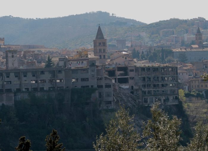 Auditorium e parcheggio nella cartiera crollata: un bando internazionale per il progetto