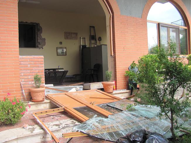 Scoppiano le tubature del gas, appartamento distrutto a Collefiorito