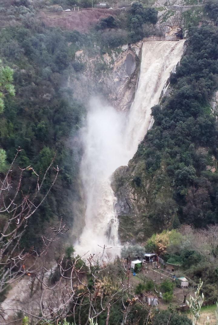 Il maltempo ha portato freddo e neve ma anche una cascata spettacolare
