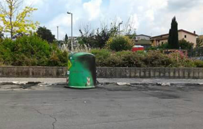 Villa Adriana: cassonetti dati alle fiamme, denunciato un 17enne