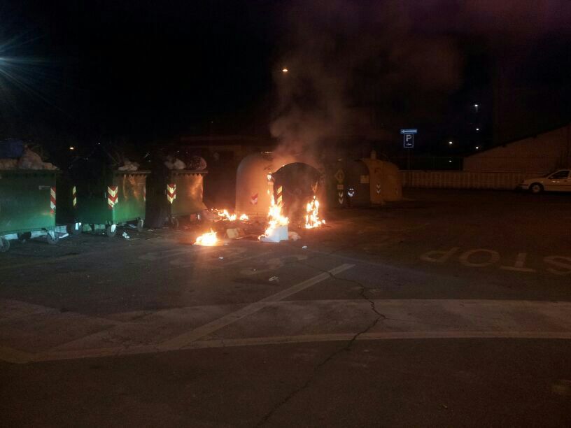 Cassonetti in fiamme a Villa Adriana