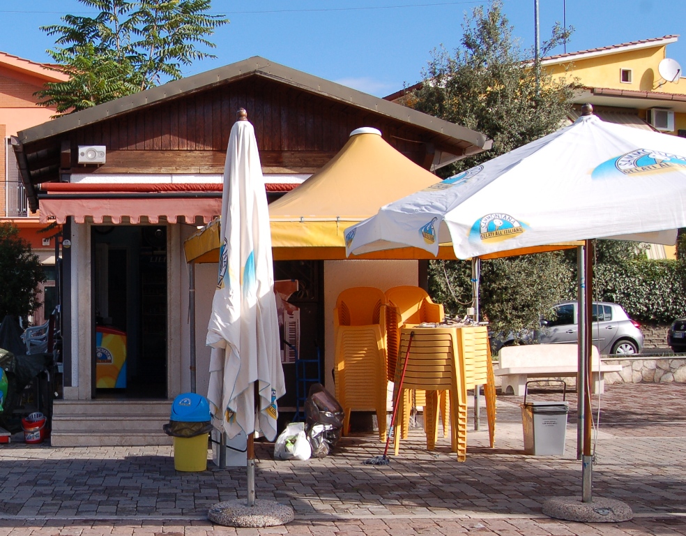 Ladri di caramelle in azione: svaligiato il chiosco di Villalba