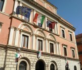 La politica risponde all’appello della Caritas: “raccogliamo alimenti per i poveri”