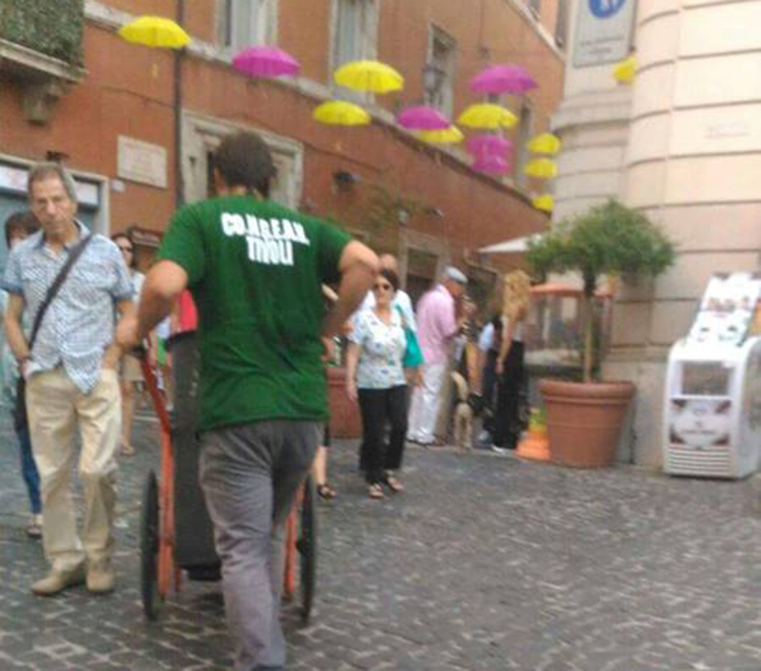 Volontario con il carrello degli spazzini, polemiche infuocate tra Cgil, Sel ed Asa