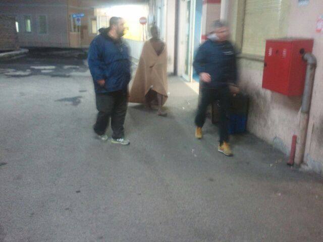 Corre nudo lungo via Empolitana, coperto ed accompagnato in Ospedale