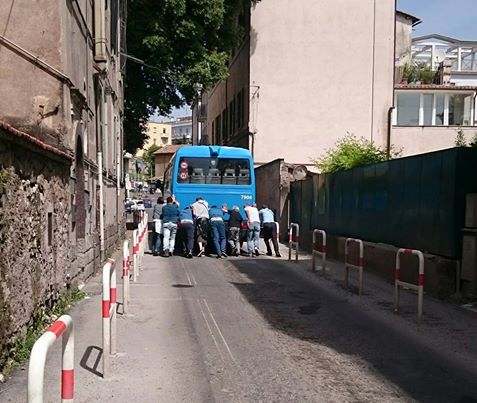 Bus si rompe su via Acquaregna, passanti e passeggeri lo spingono