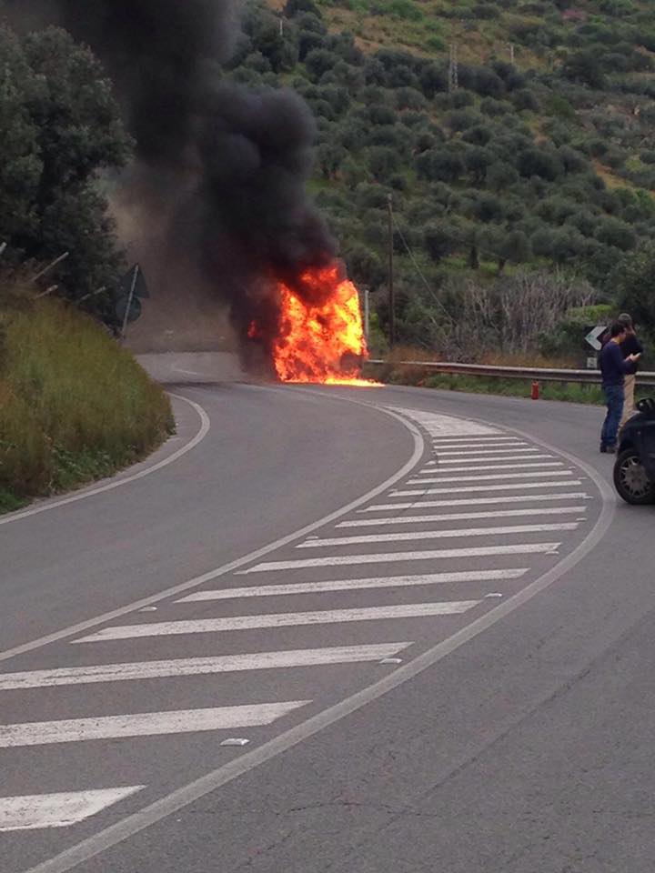 #NOTIZIAFLASH Autobus in fiamme su via Tiburtina. Strada riaperta a senso unico alternato