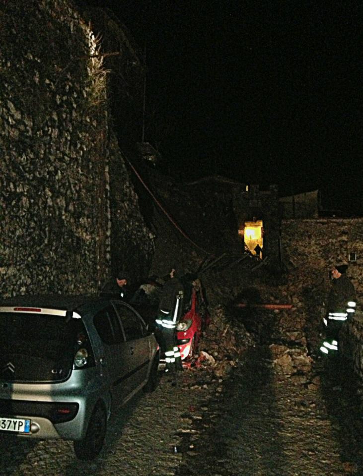 Crollano le mura del castello di Roviano