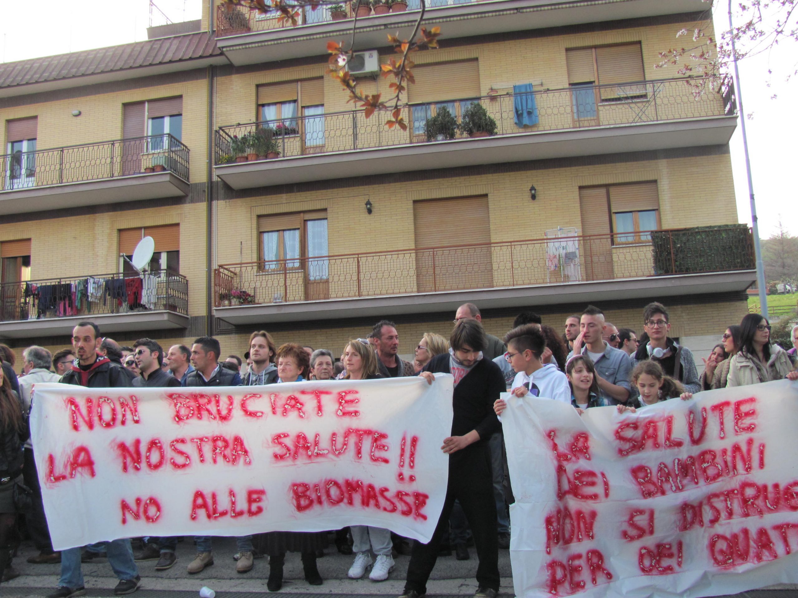 Impianti a biomassa, da assemblea a corteo: bloccata la Palombarese