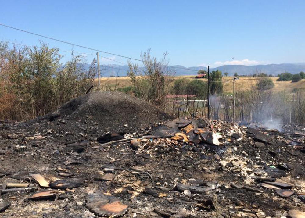 Discarica in fiamme a Setteville, fumo maleodorante ha invaso il quartiere