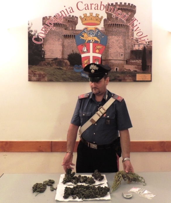 Arrestato baby pusher davanti alla scuola, in manette anche i genitori “complici”