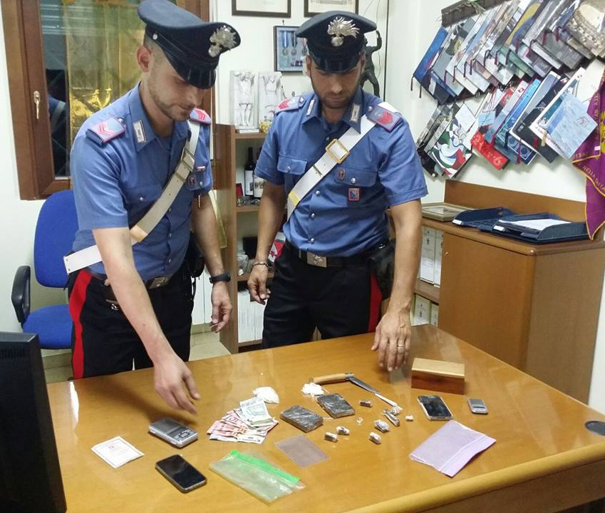 Pusher in manette nel parco di San Gregorio, sequestrati oltre 2 etti di droga