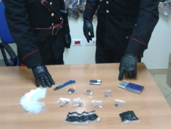 Baby pusher in manette a Villa Braschi