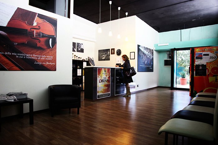 A scuola di musica, domani gli studenti del “IIS via Tiburto” incontrano vocal coach e produttori