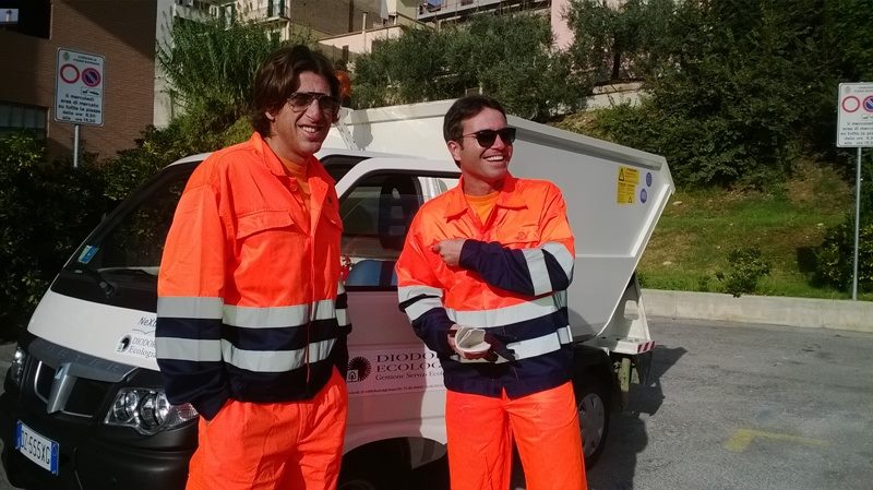 “Il tuo paese non è una discarica”, sindaco e assessore in strada a raccogliere ingombranti