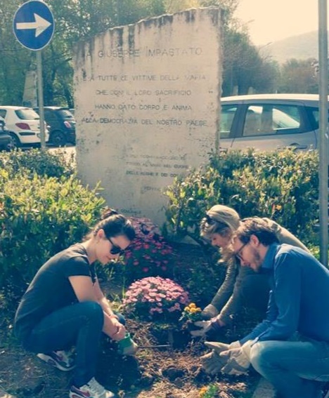 Fiori arancioni per Peppino Impastato, sistemata l’aiuola sotto il monumento