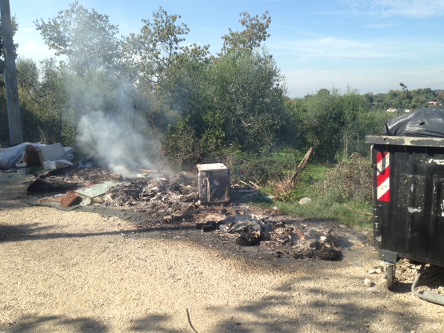 Ennesimo rogo di cassonetti a Sant’Angelo Romano