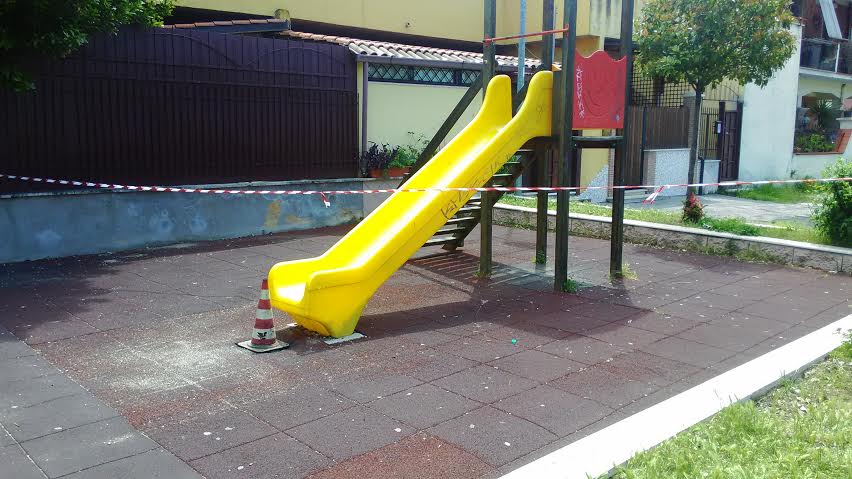 #FotoNotizia – Quattro i giochi nel parco, ora lo scivolo è inagibile