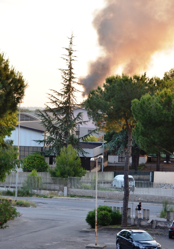 Stacchini: riprendono i roghi, monta la rabbia dei residenti, lo sgombero si avvicinerebbe