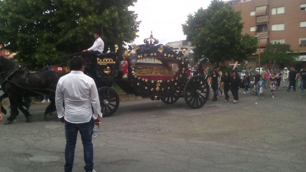 Funerali speciali per la “regina”, corteo con carrozza e cavalli neri da Borgonovo a Tivoli