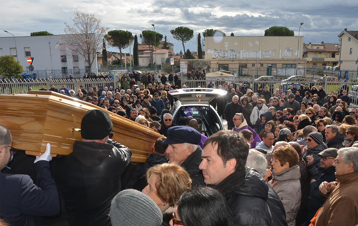 Villanova: il quartiere saluta Simone, intanto le indagini si estendono