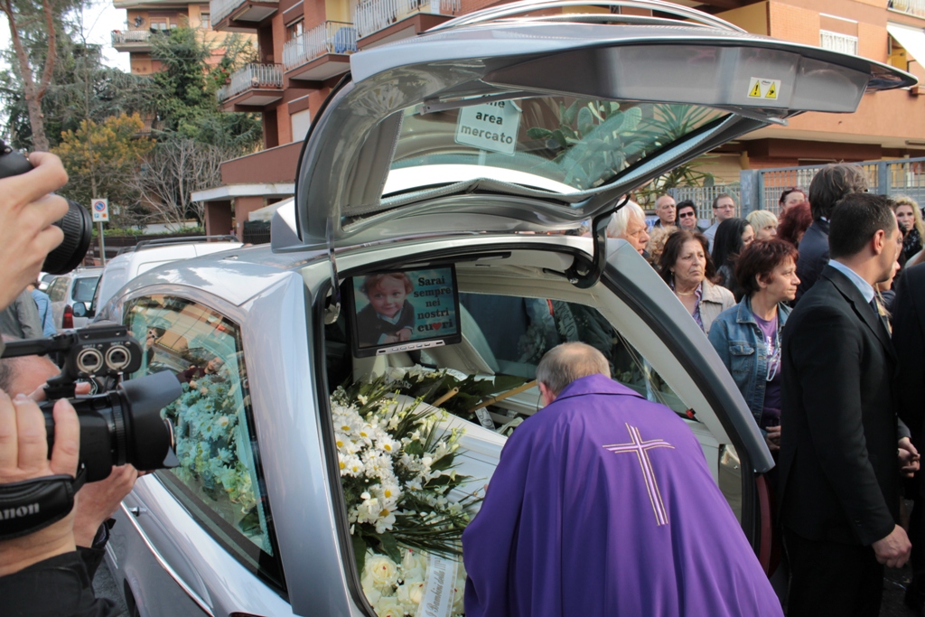 In centinaia ieri a Colleverde per l’ultimo saluto al piccolo Francesco