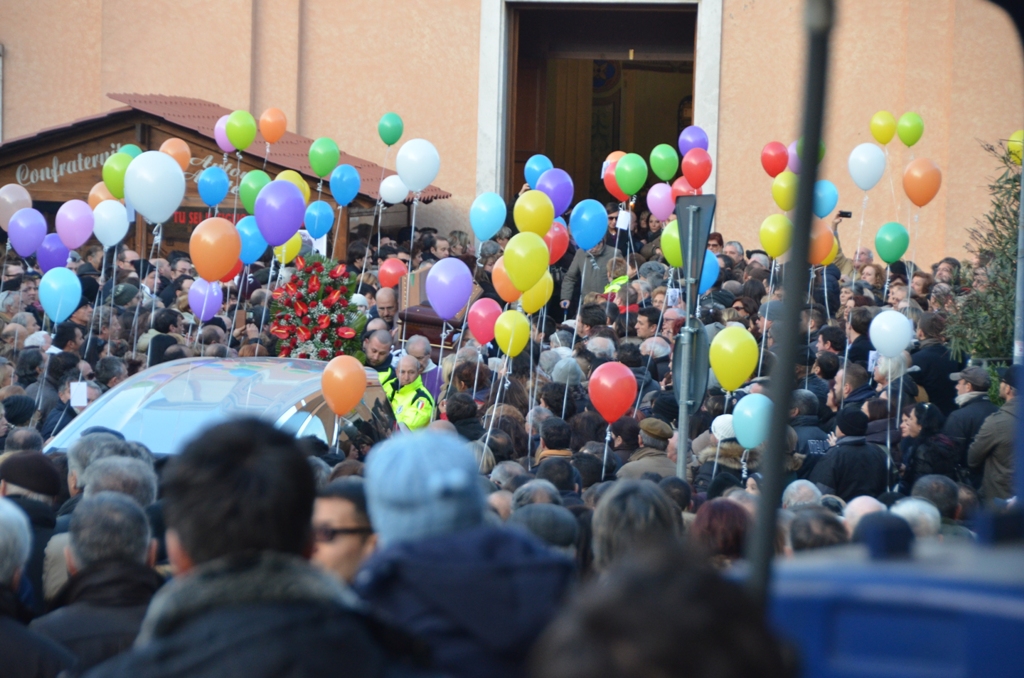 L’ultimo saluto a Lucio Giacomoni. L’addio della famiglia e della città