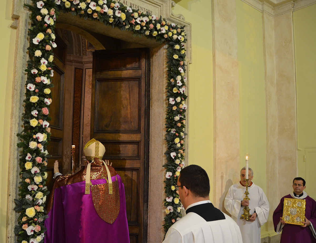 Giubileo della Misericordia, duemila fedeli per l’apertura della Porta