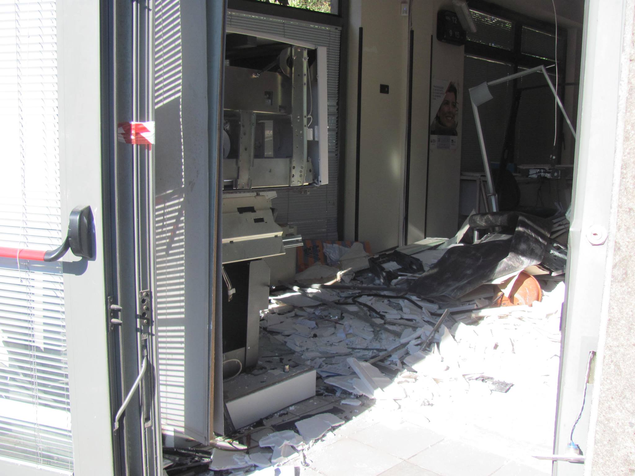 Fanno saltare bancomat in pieno centro, bottino da 40 mila euro