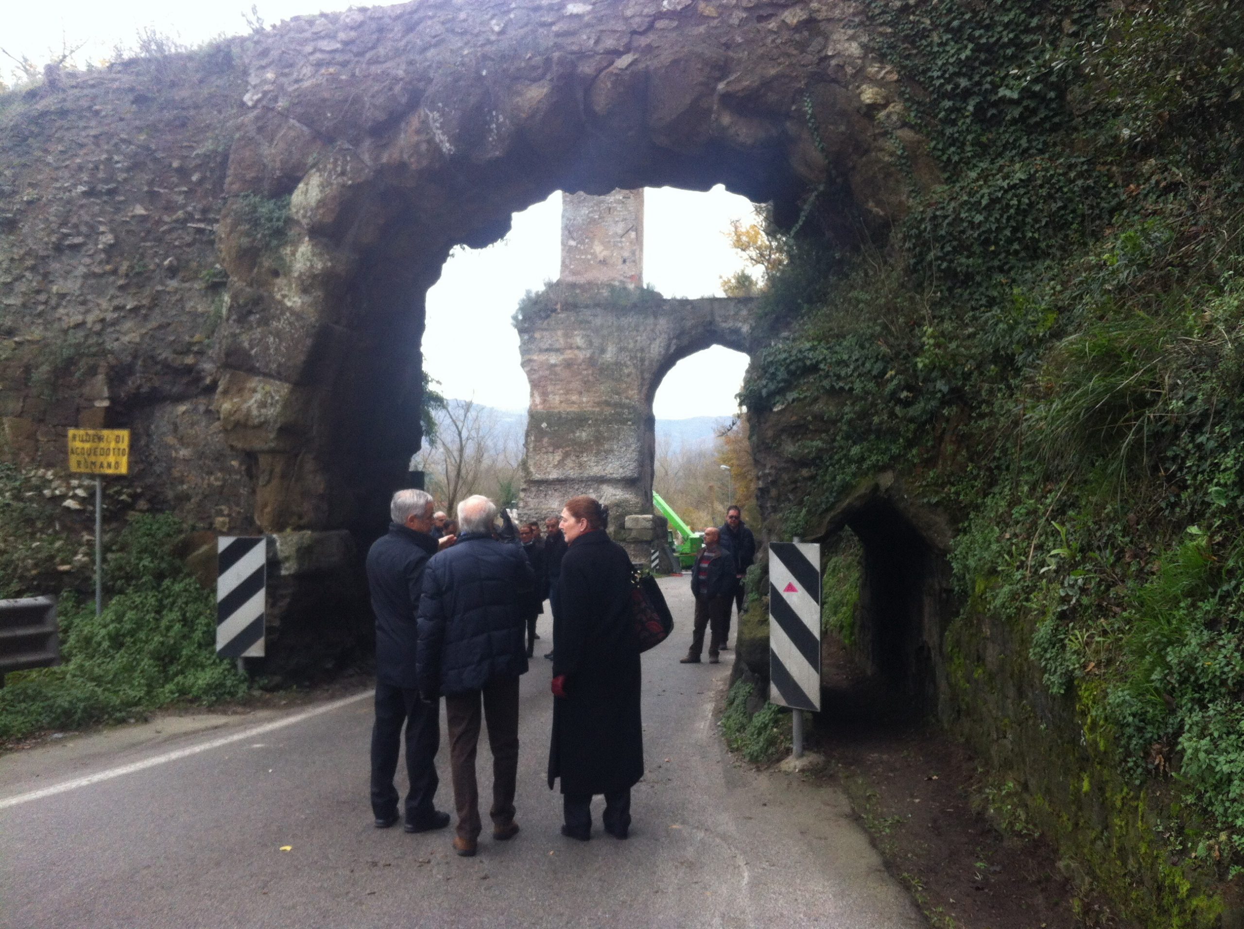 Arci, ruspe al lavoro per liberare via Fosso Arcese. Lunedì il progetto per l’acquedotto arriva in Provincia