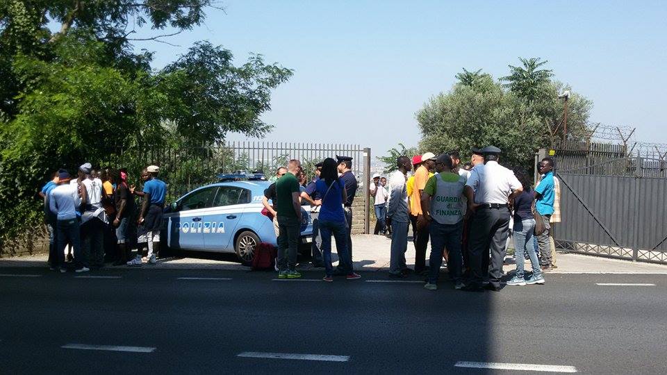 #Flash – Protestano gli immigrati di Villa Olivia, traffico in tilt