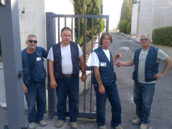 Ancora stipendi in ritardo: operai Liasa si incatenano al cimitero