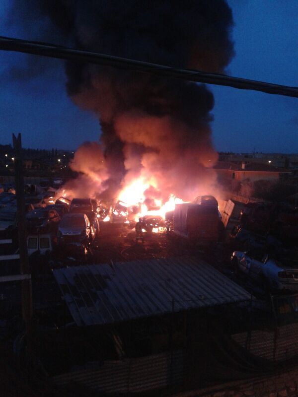 Tivoli, all’alba fiamme in uno sfasciacarrozze