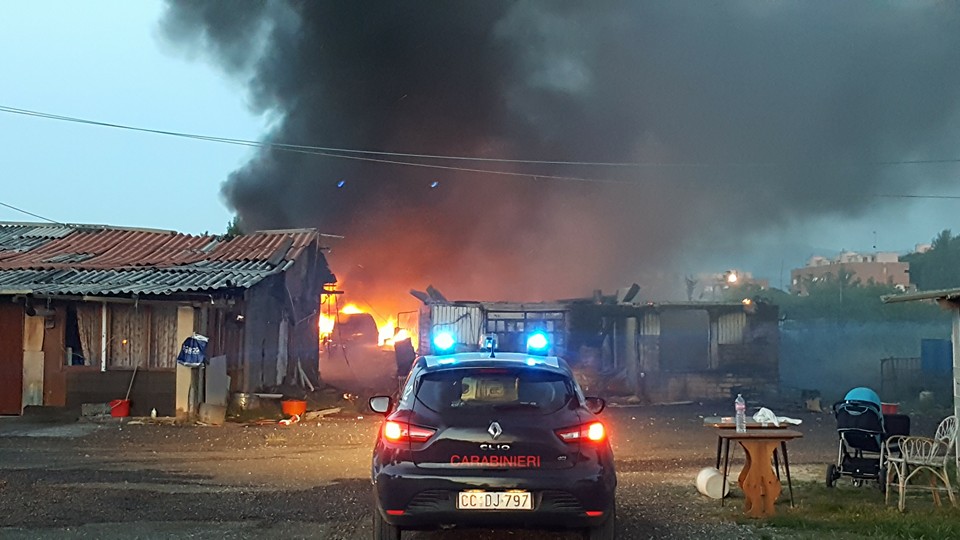 Incendio nella baraccopoli, distrutte baracche ed auto