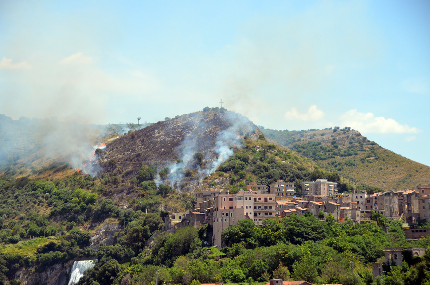 Monte della Croce in fiamme: la cronaca del grande incendio