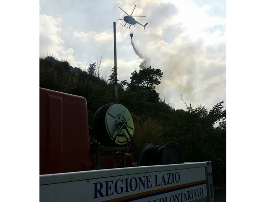 Monte della Croce, ancora un incendio nella riserva naturale. Anche l’elicottero in azione