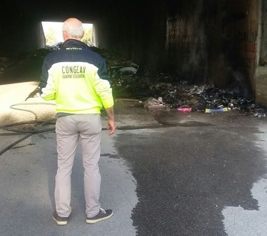 Terzo incendio a Tivoli Terme, fiamme in via Berlinguer prima della bonifica