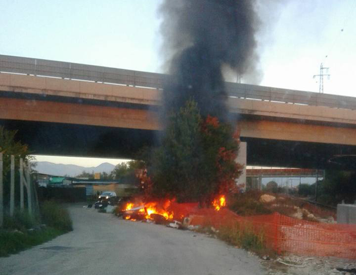 Discarica abusiva in fiamme a Borgonovo