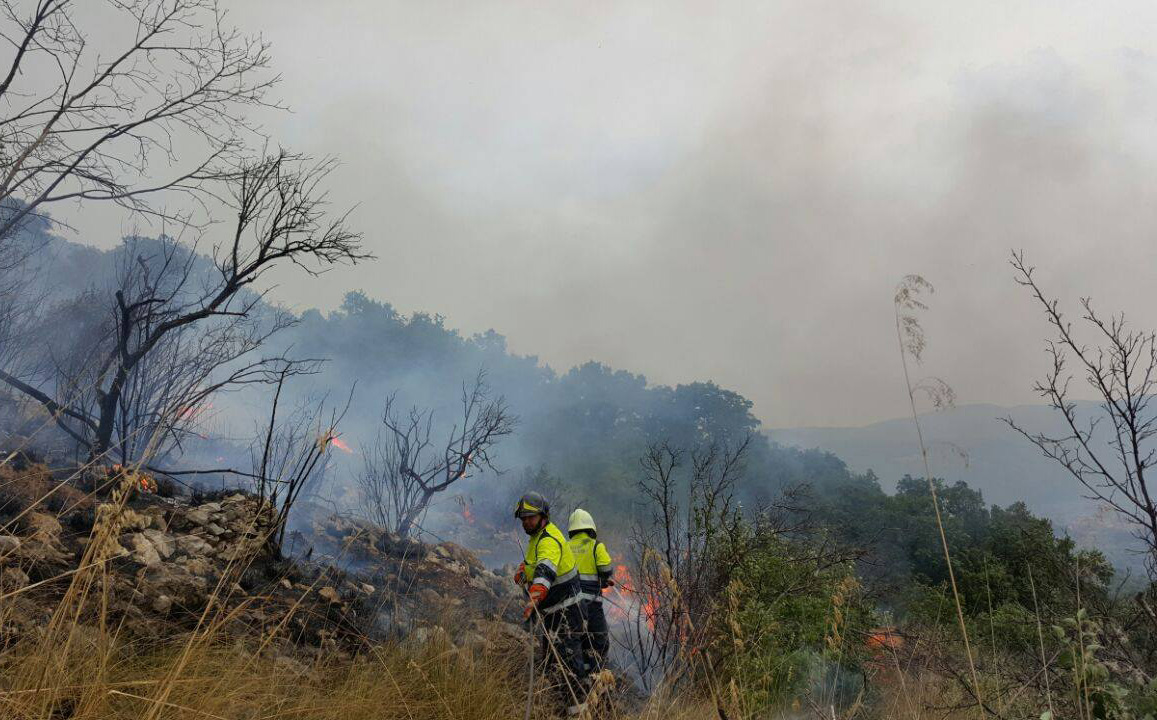 Notte di fuoco a Marcellina, nel pomeriggio un fulmine aveva incendiato un bosco