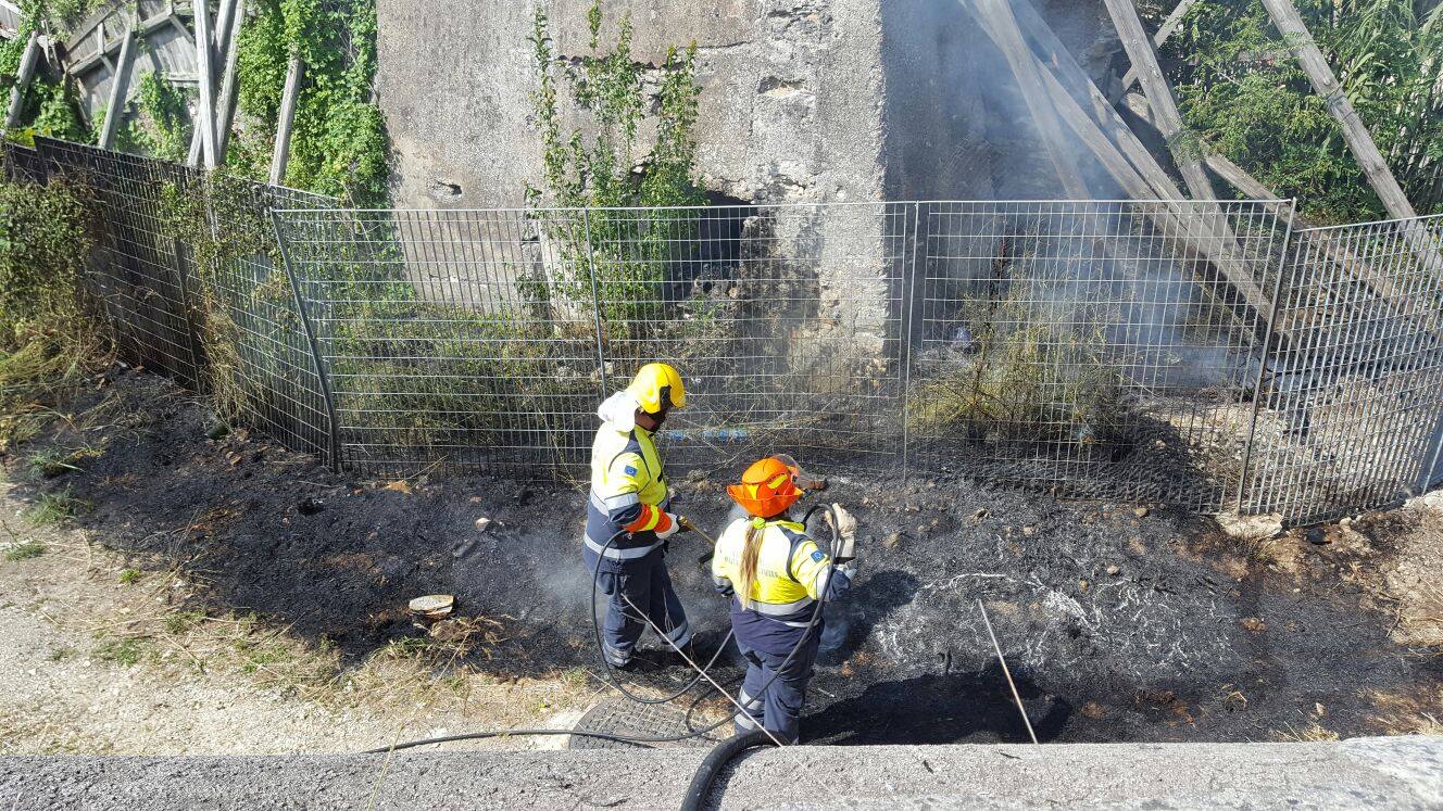Prima l’incendio al Mausoleo dei Plauzi, poi le fiamme in una discarica a Rocca Bruna