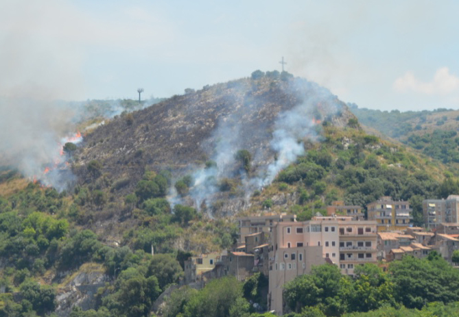 Brucia monte Catillo, le fiamme sono arrivate alla Croce. Elicottero in azione