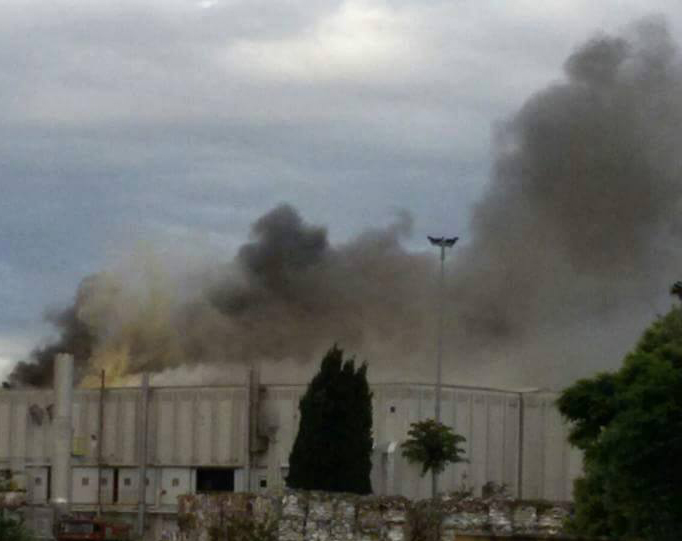 Cartiera di Ponte Lucano, giovedì all’alba in fiamme il tetto