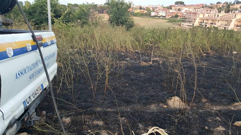 Pomeriggio di incendi, fiamme a Setteville nord
