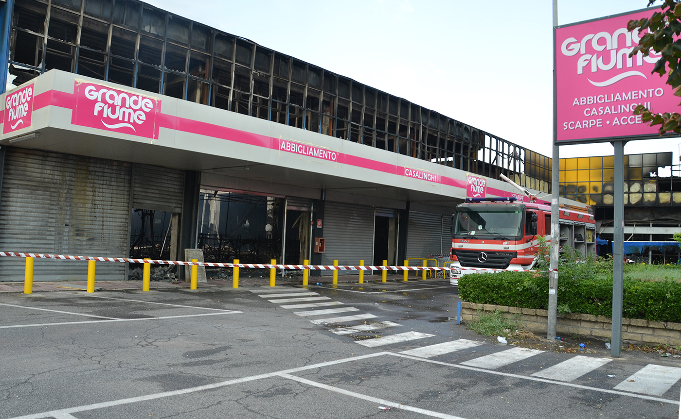 Bazar cinese in fiamme, spunta l’ipotesi del dolo