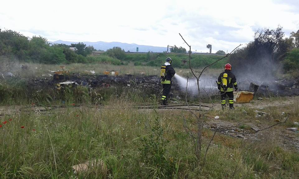 Ancora rifiuti in fiamme a Tivoli Terme, questa volta tocca a Stacchini